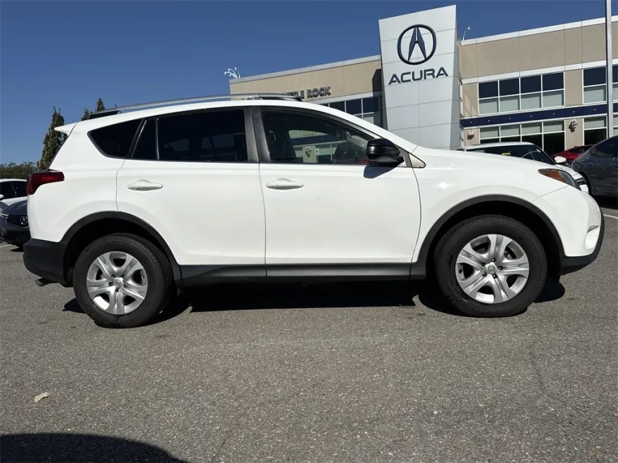 2015 Toyota RAV4 LE photo 1
