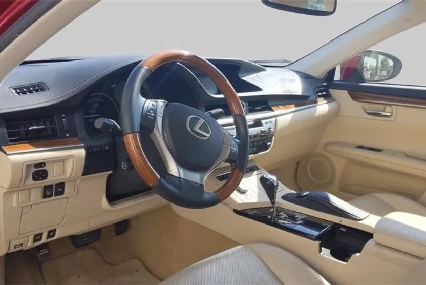 2013 Lexus ES 300h photo 1