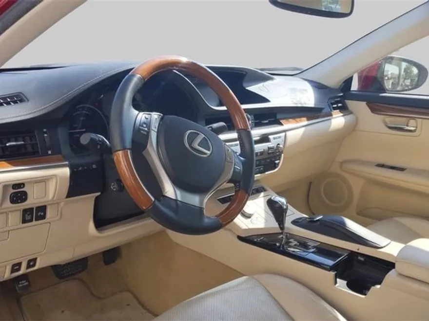 2013 Lexus ES 300h photo 1