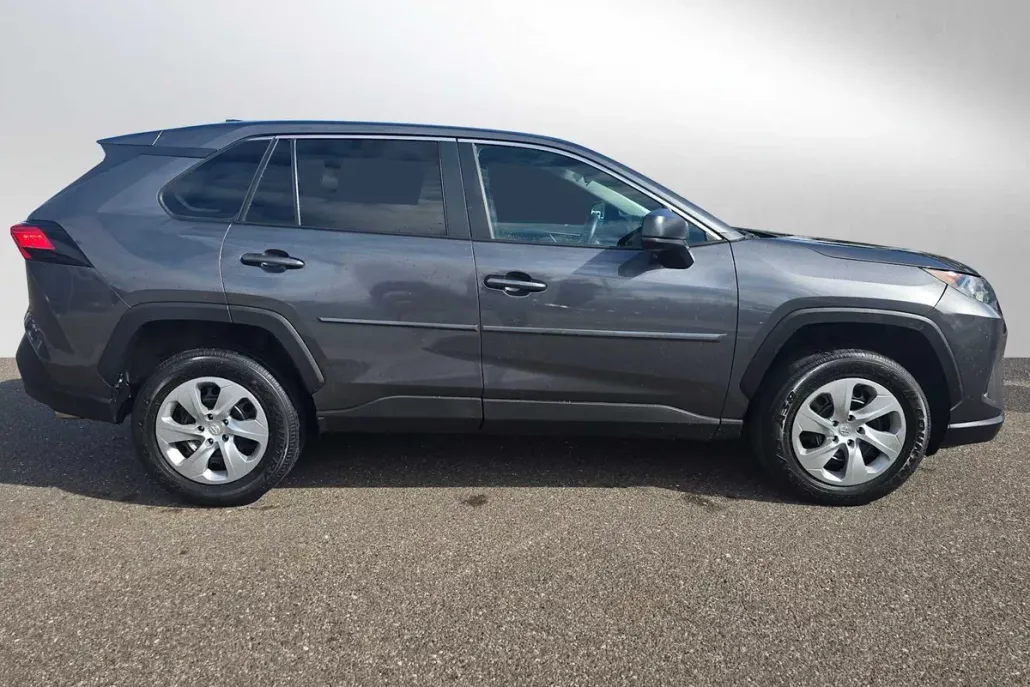 2022 Toyota RAV4 LE photo 1
