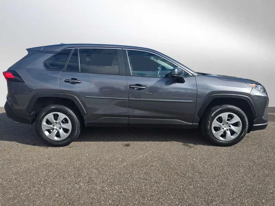 2022 Toyota RAV4 LE photo 1
