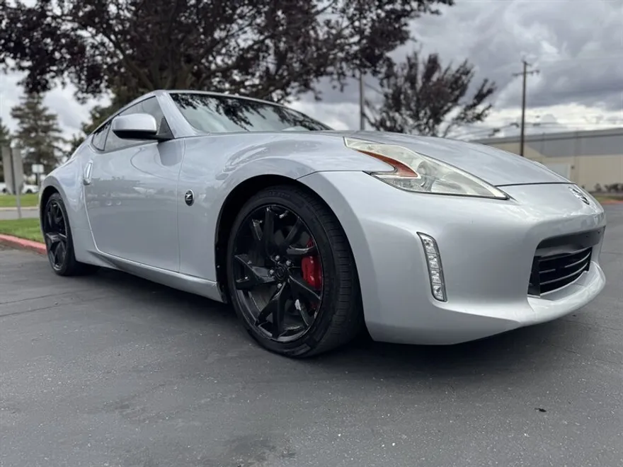 2015 Nissan 370Z Sport photo 1
