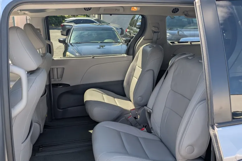 2015 Toyota Sienna XLE photo 1