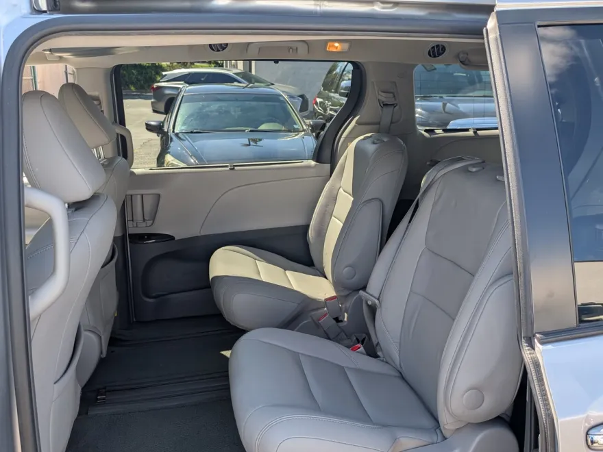 2015 Toyota Sienna XLE photo 1