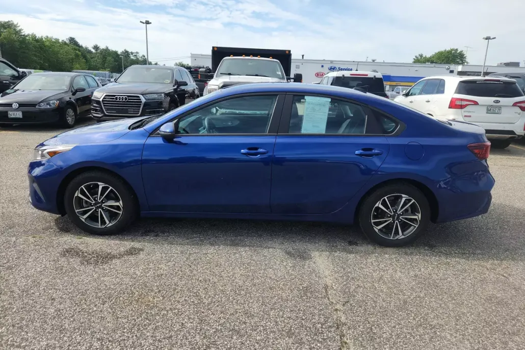 2023 Kia Forte LXS photo 1