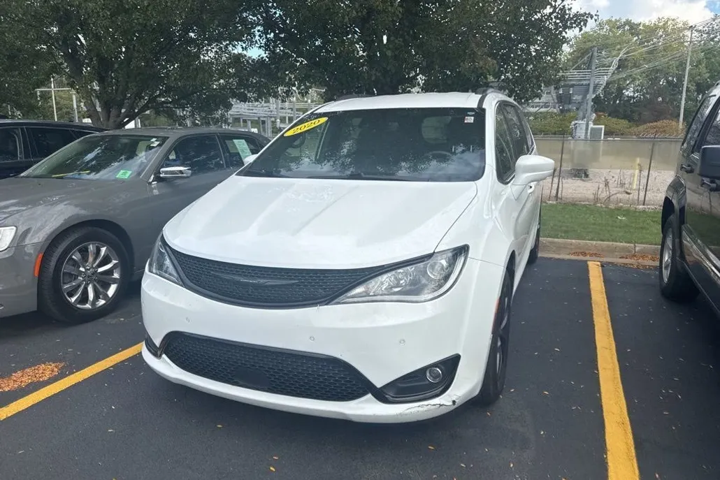 2020 Chrysler Pacifica Touring L photo 1
