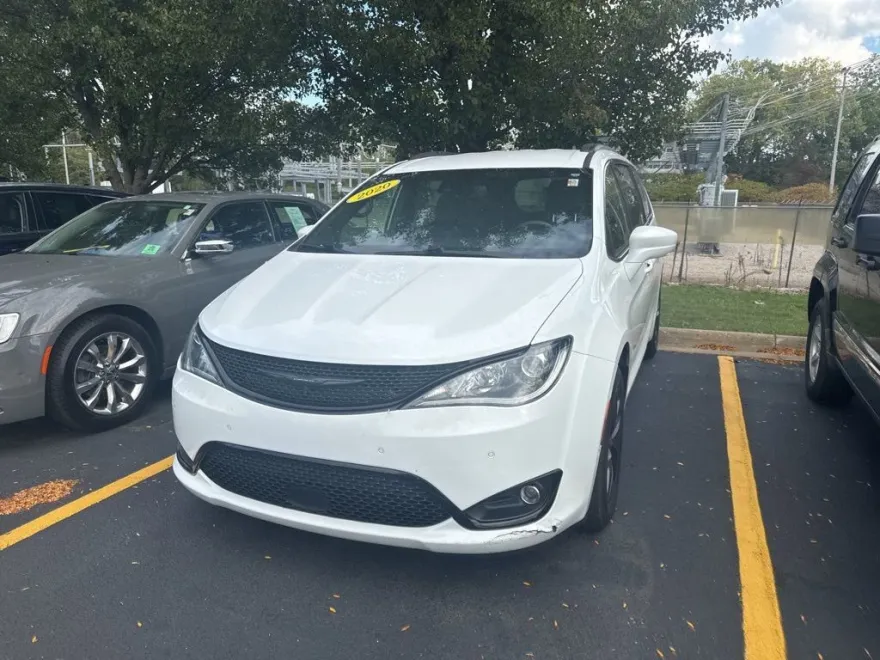 2020 Chrysler Pacifica Touring L photo 1