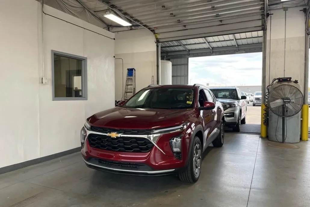 2024 Chevrolet Trax LT photo 1