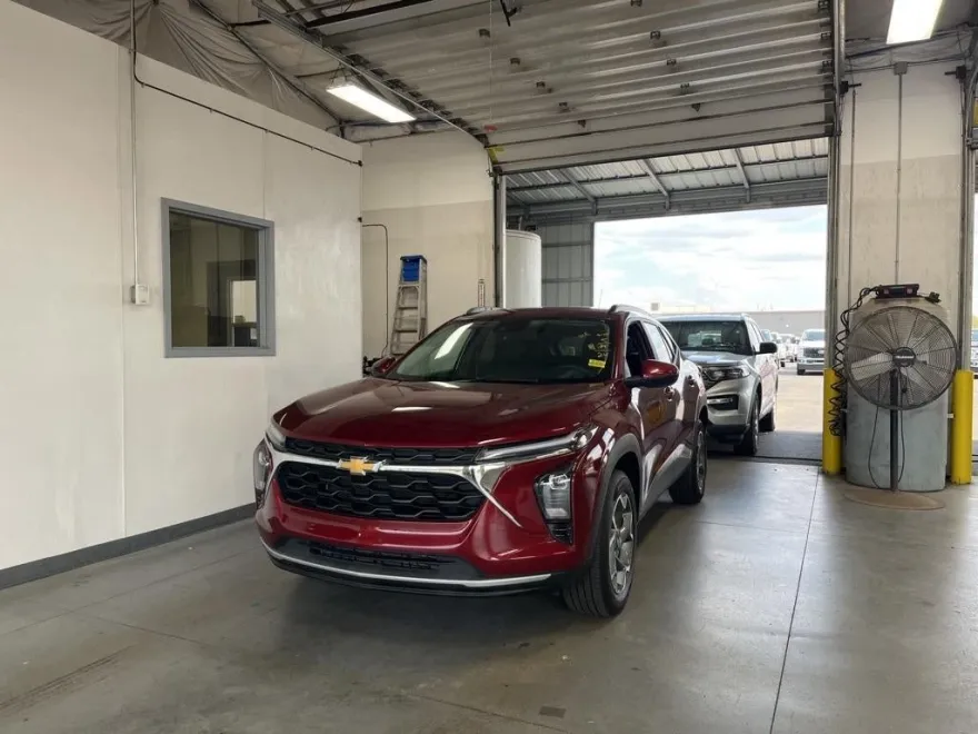 2024 Chevrolet Trax LT photo 1