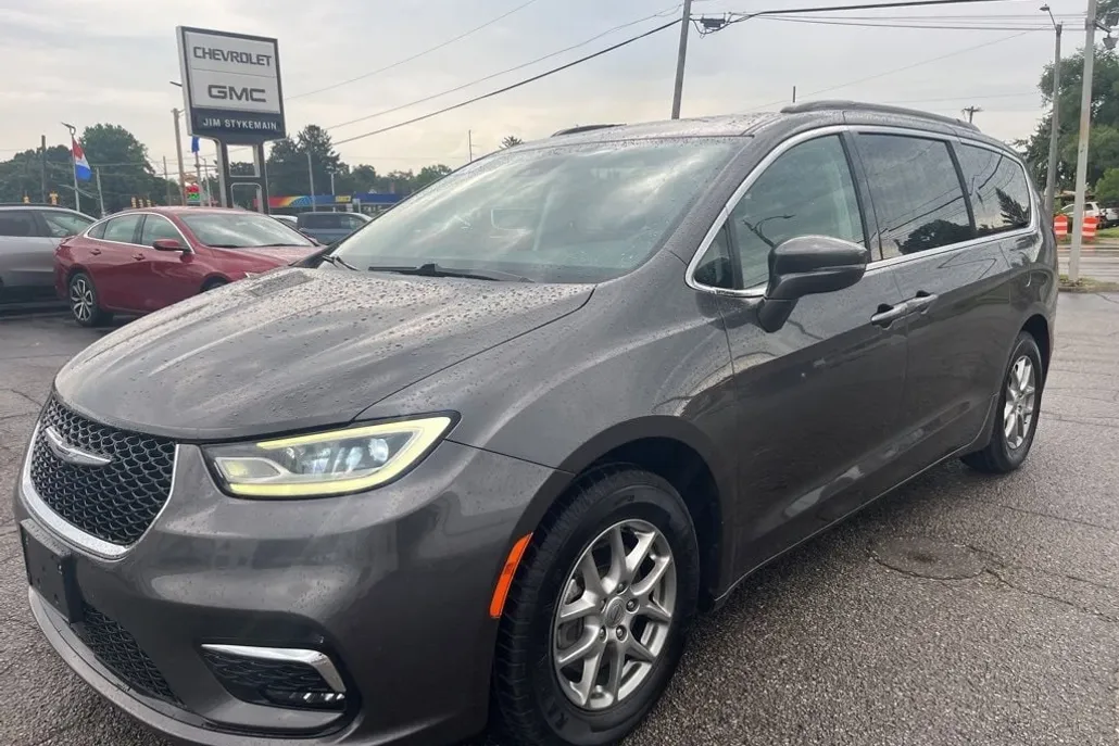 2021 Chrysler Pacifica Touring photo 1
