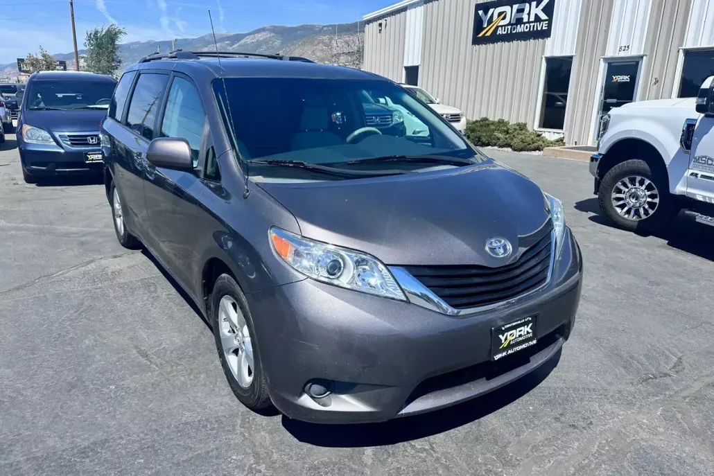 2013 Toyota Sienna LE photo 1