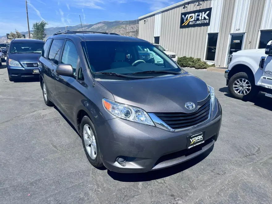 2013 Toyota Sienna LE photo 1