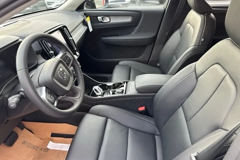 2025 Volvo XC40 Plus photo 1