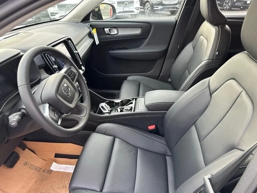 2025 Volvo XC40 Plus photo 1