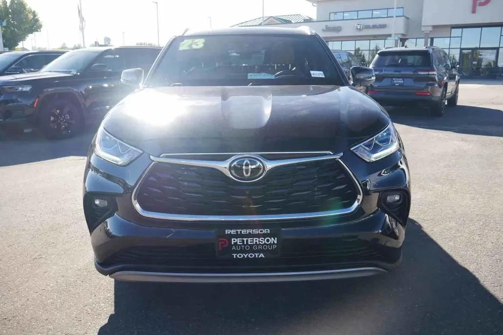 2023 Toyota Highlander LE photo 1