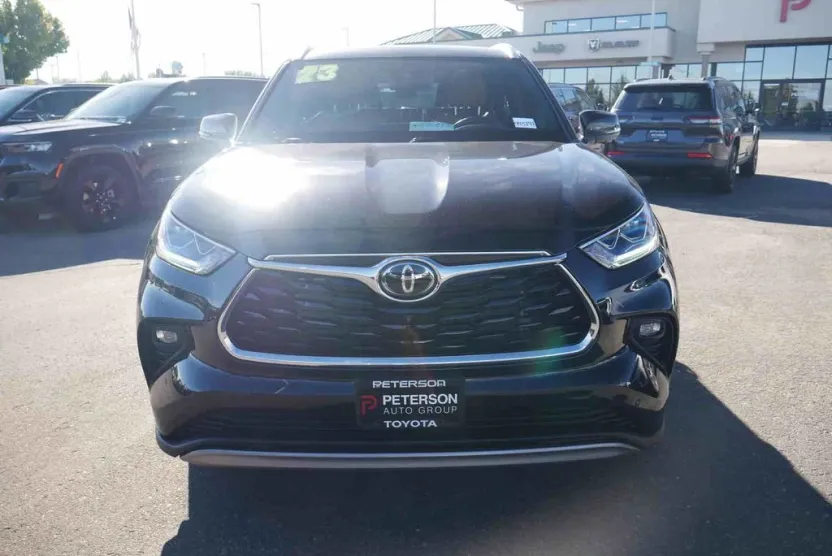 2023 Toyota Highlander LE photo 1