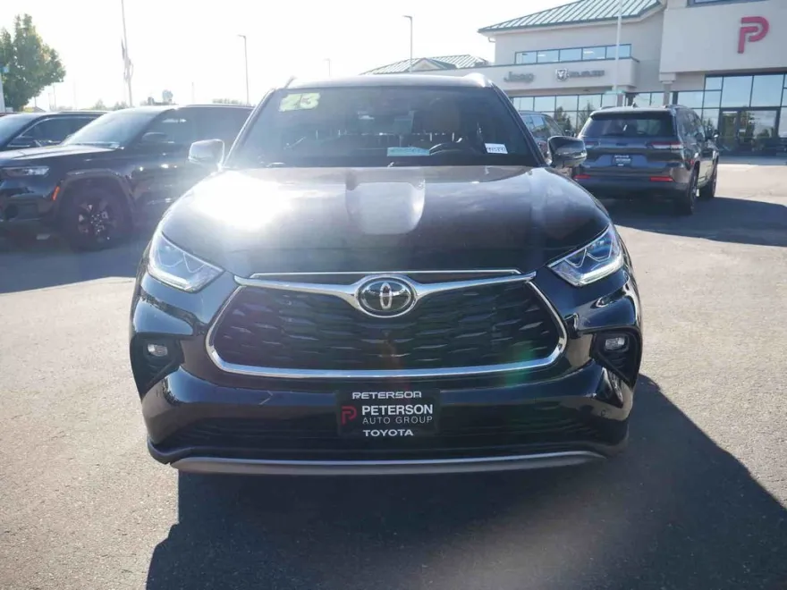 2023 Toyota Highlander LE photo 1