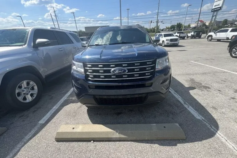2017 Ford Explorer Base photo 1