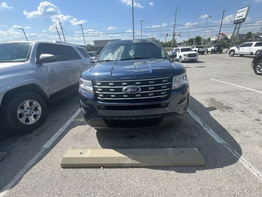 2017 Ford Explorer Base photo 1