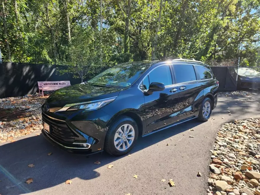 2022 Toyota Sienna XLE photo 1