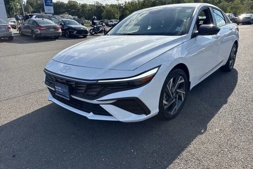 2025 Hyundai Elantra SEL Sport photo 1