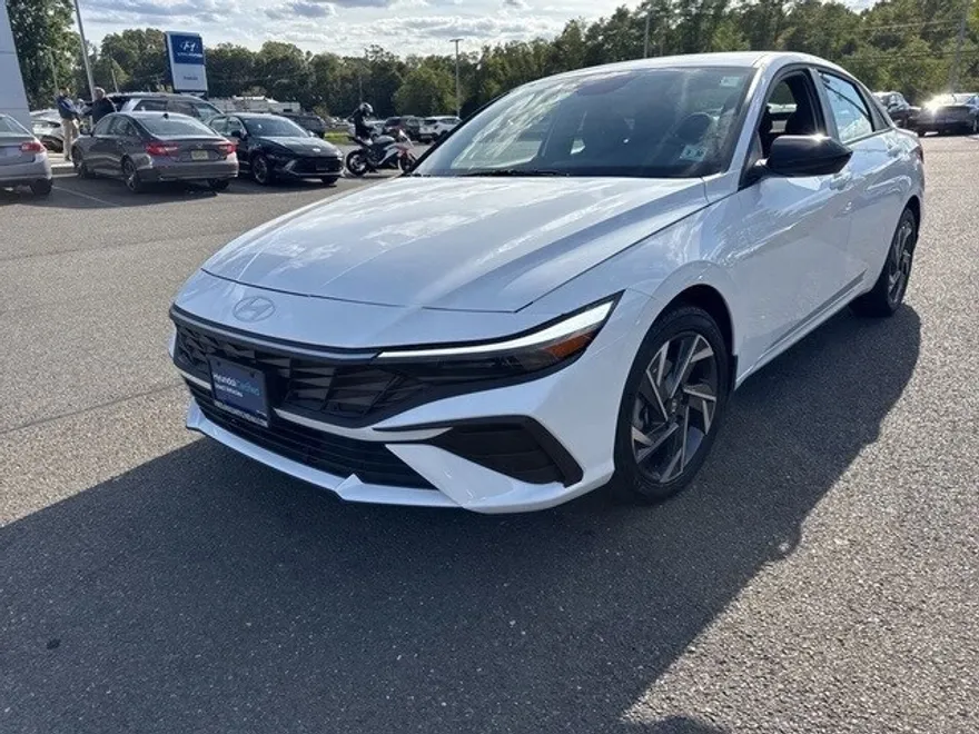 2025 Hyundai Elantra SEL Sport photo 1