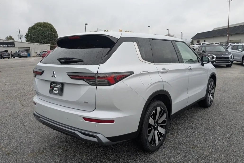 2025 Mitsubishi Outlander SE photo 1