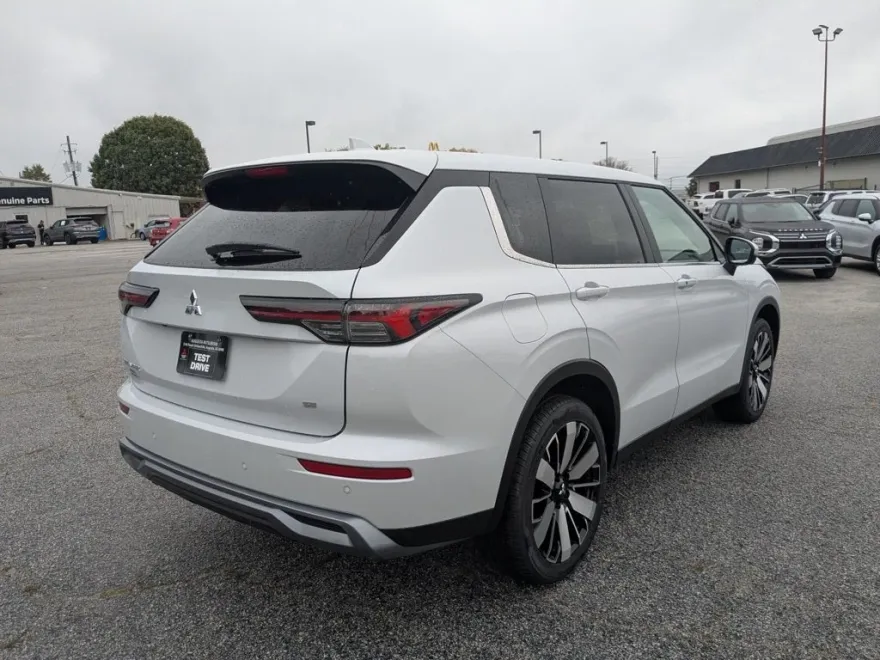 2025 Mitsubishi Outlander SE photo 1
