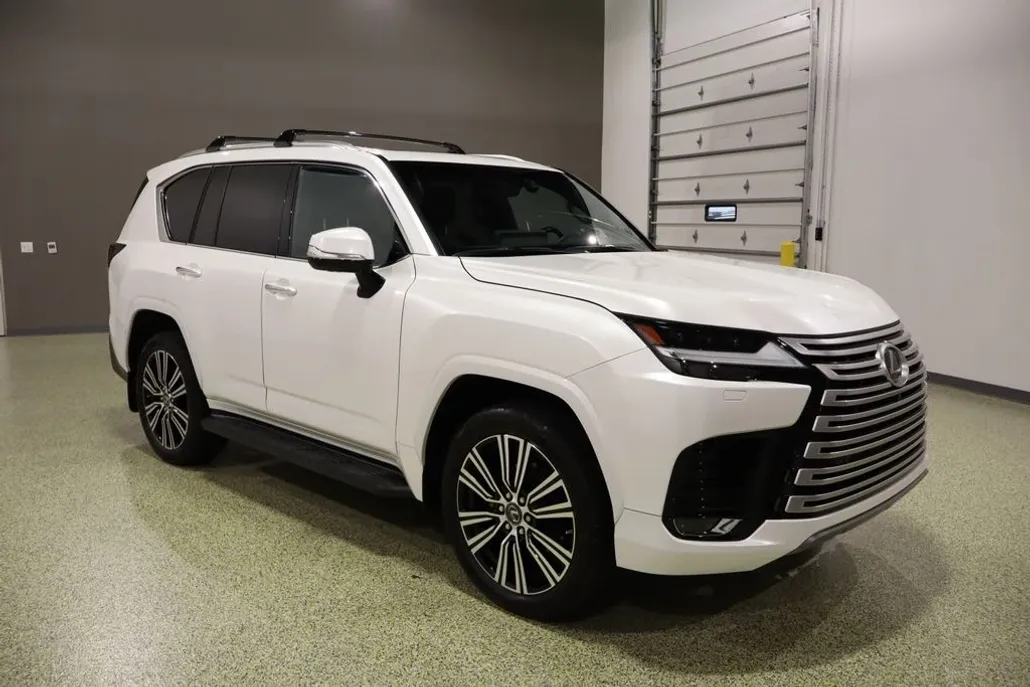 2023 Lexus LX 600 Luxury photo 1