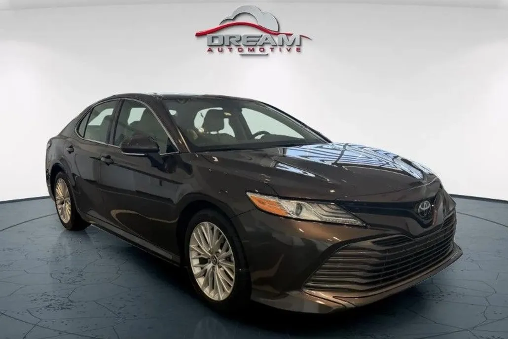 2020 Toyota Camry XLE photo 1