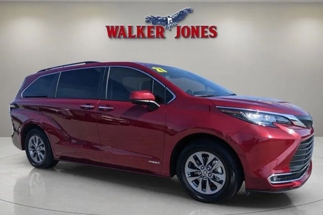 2021 Toyota Sienna XLE photo 1