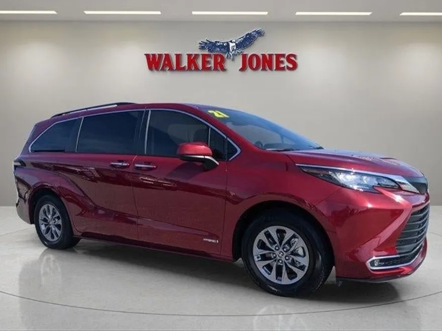 2021 Toyota Sienna XLE photo 1
