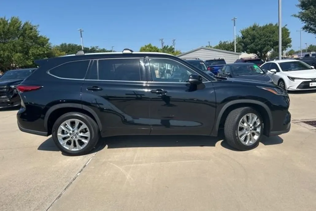 2023 Toyota Highlander Limited photo 1