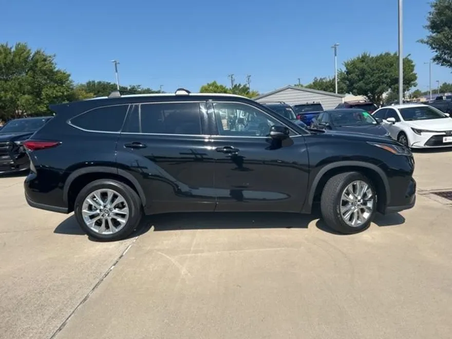 2023 Toyota Highlander Limited photo 1