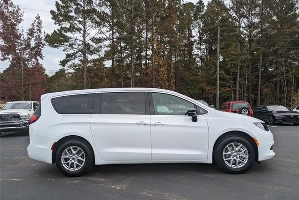 2025 Chrysler Voyager LX photo 1