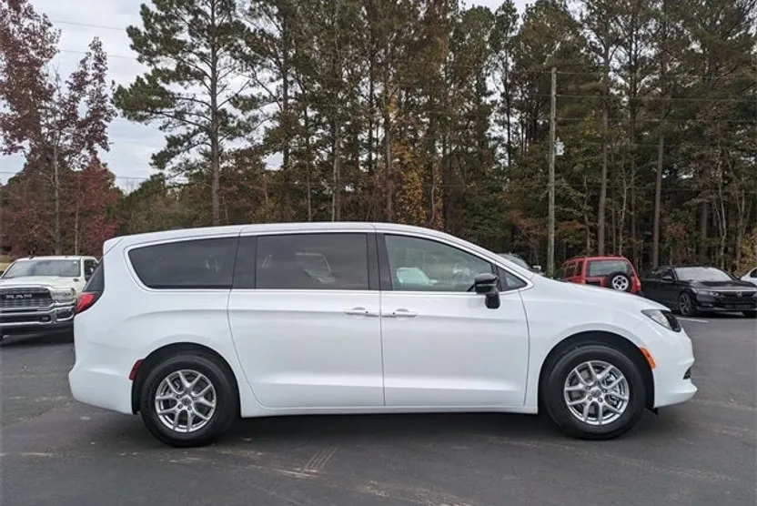 2025 Chrysler Voyager LX photo 1