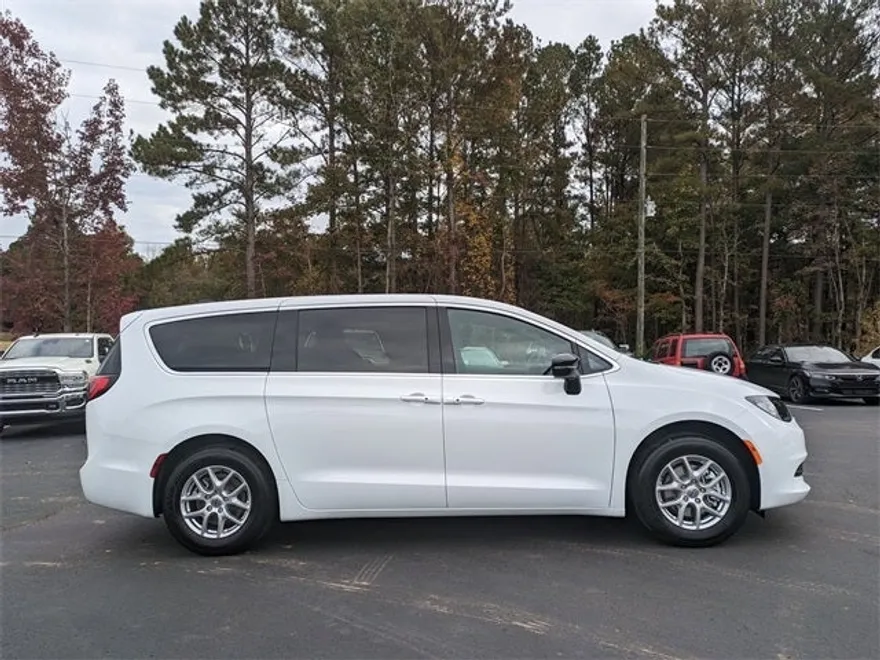 2025 Chrysler Voyager LX photo 1