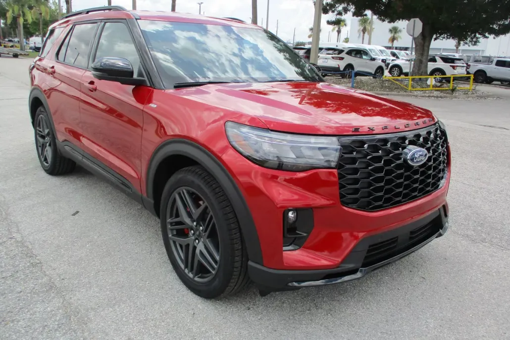 2025 Ford Explorer ST-Line photo 1