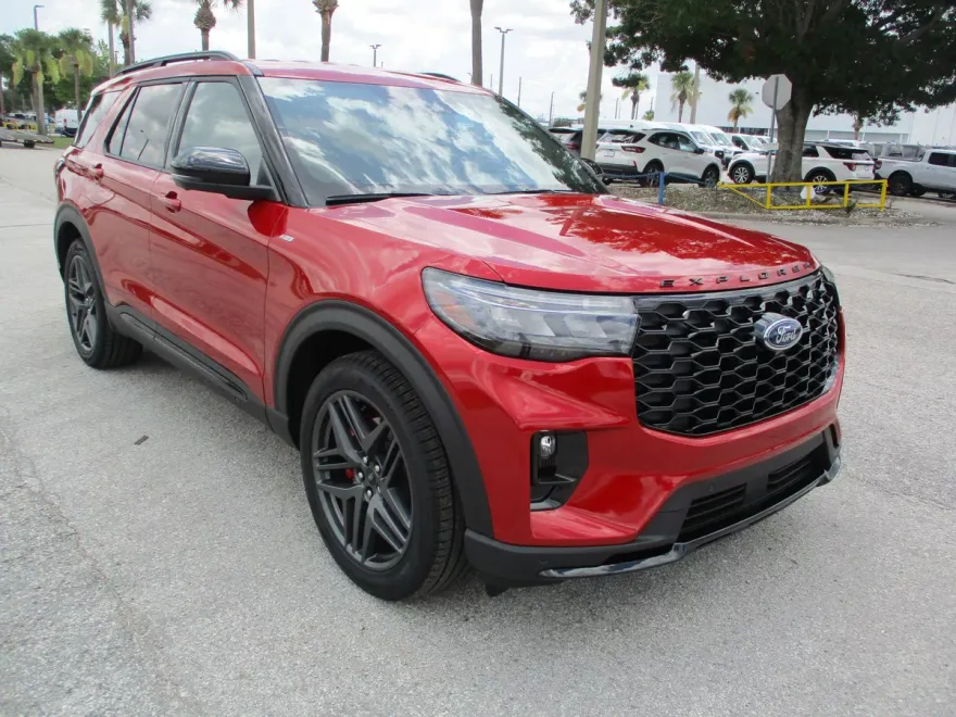2025 Ford Explorer ST-Line photo 1