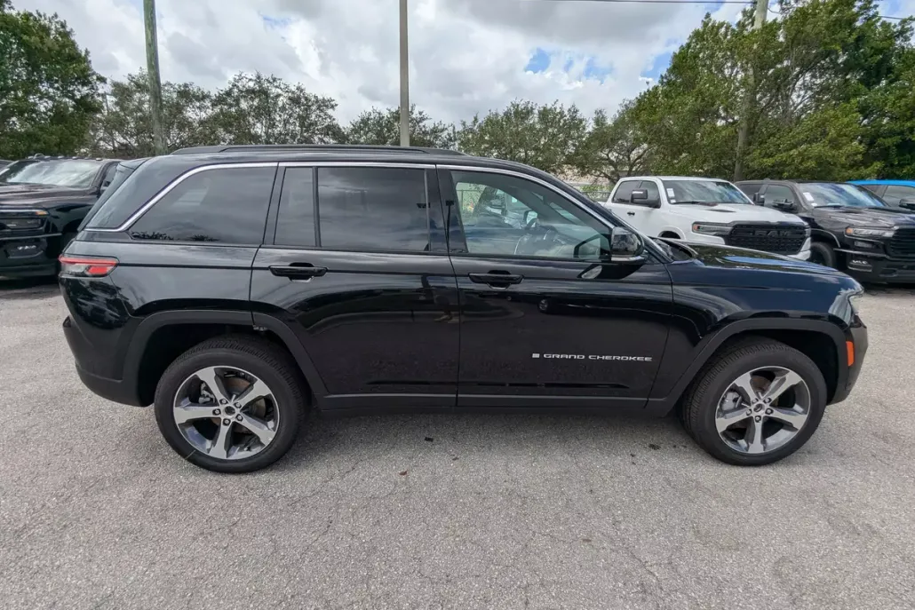 2025 Jeep Grand Cherokee Limited photo 1