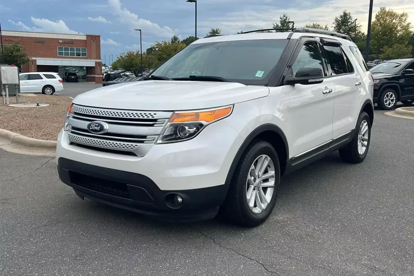 2015 Ford Explorer XLT photo 1