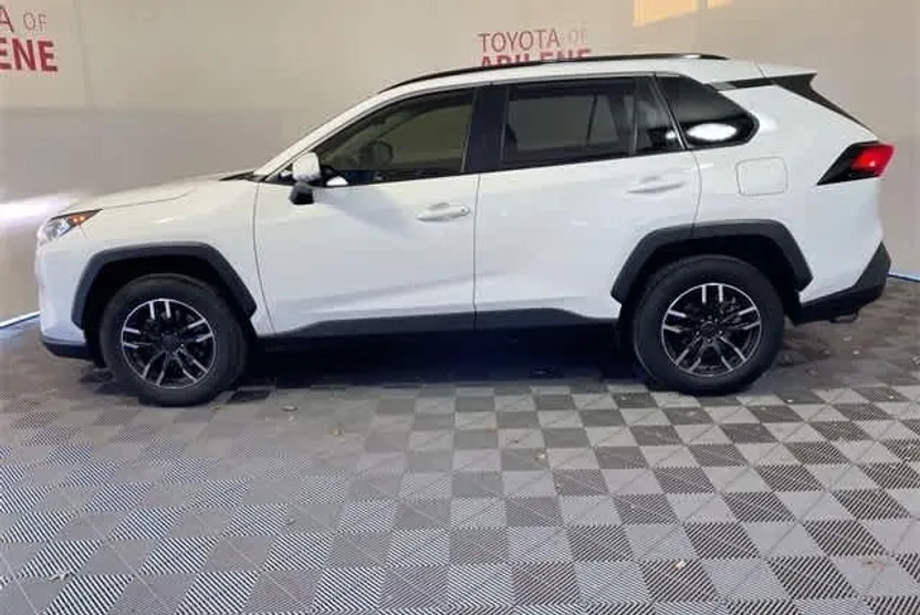 2021 Toyota RAV4 XLE photo 1
