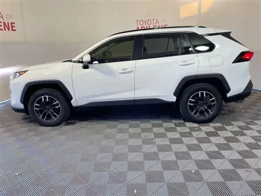 2021 Toyota RAV4 XLE photo 1
