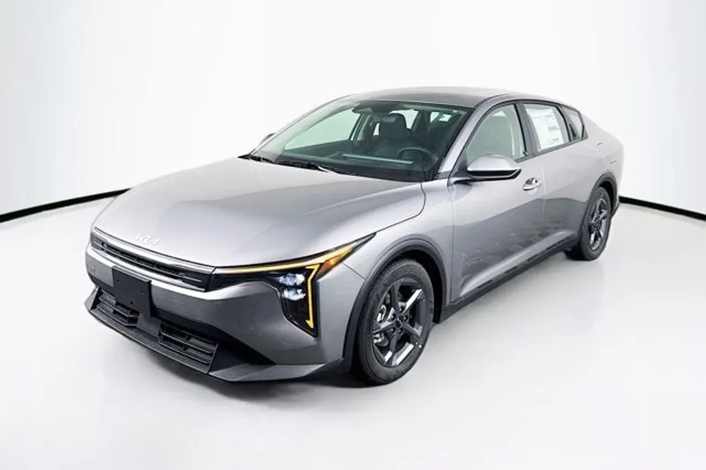 2025 Kia K4 LXS photo 1