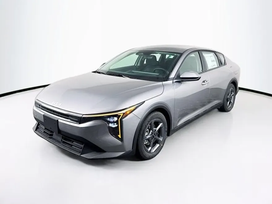 2025 Kia K4 LXS photo 1