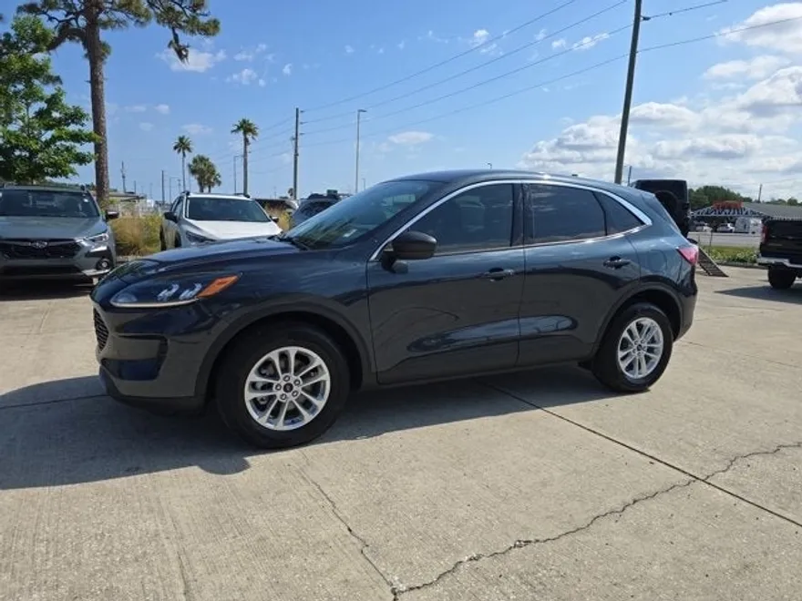 2022 Ford Escape SE photo 2