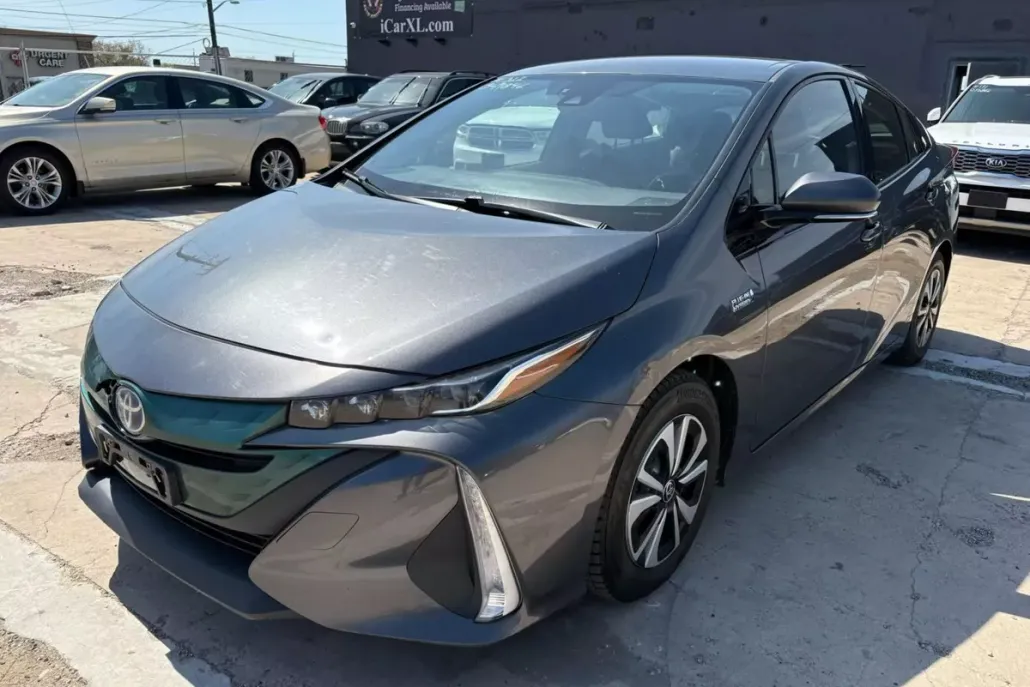 2017 Toyota Prius Prime Plus photo 1