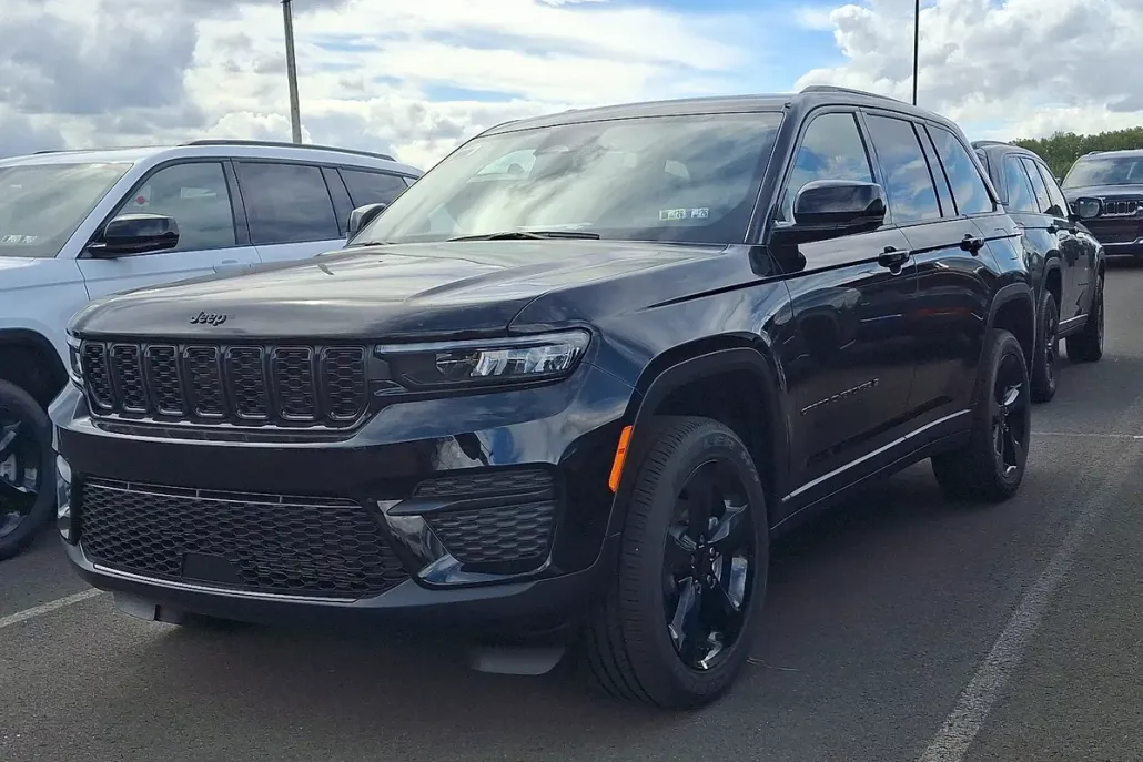 2025 Jeep Grand Cherokee Laredo Altitude photo 1
