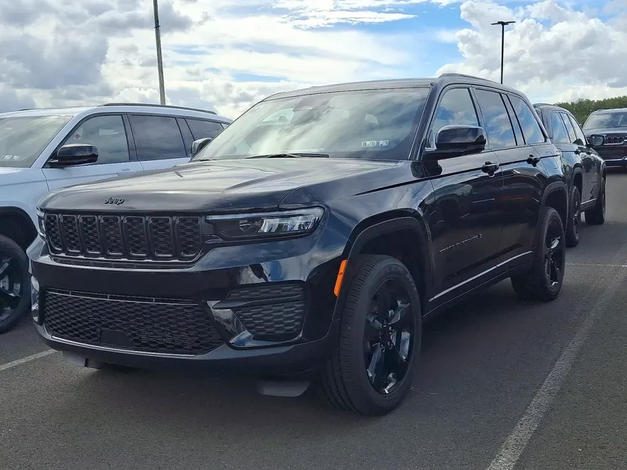 2025 Jeep Grand Cherokee Laredo Altitude photo 1