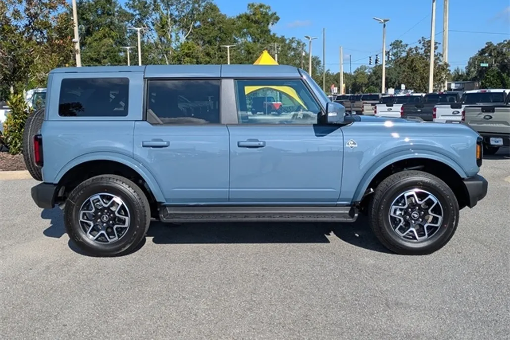 2025 Ford Bronco Outer Banks photo 1